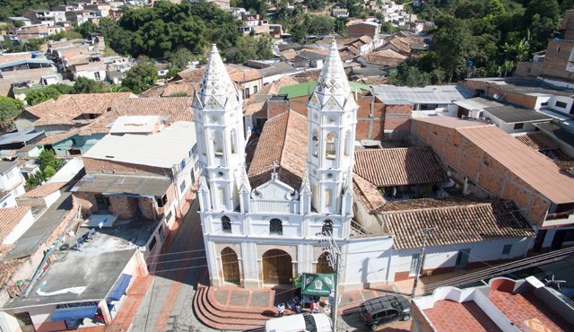 Parroquia de Jesús Cautivo. Su construcción se inició en 1895 y fue bendecida en 1903, una vez terminó la Guerra de los Mil Días. Se venera una imagen en piedra de Jesús, aparecida en 1846. Juan Pablo Bayona
