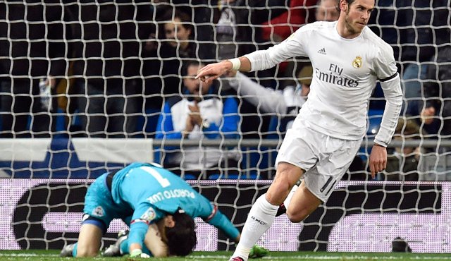 El galés del Real Madrid Gareth Bale celebra después de anotar un gol al portero argentino del Deportivo de La Coruña Darío Lux. AFP