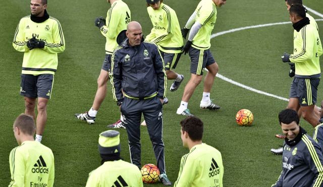 Apenas cinco días después de tomar el timón del Real Madrid en sustitución de Rafa Benítez, Zinedine Zidane tendrá ocasión hoy, ante el Deportivo La Coruña, de estrenarse como técnico blanco en el estadio Santiago Bernabéu, que tantas veces lo aplaudió como jugador. AFP