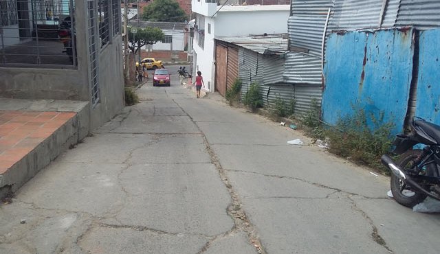 El hombre quedó tendido en la mitad de la carretera. Aún portaba un casco de protección de motocicleta, color negro. La Opinión