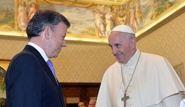 Juan Manuel Santos y el papa Francisco. Colprensa