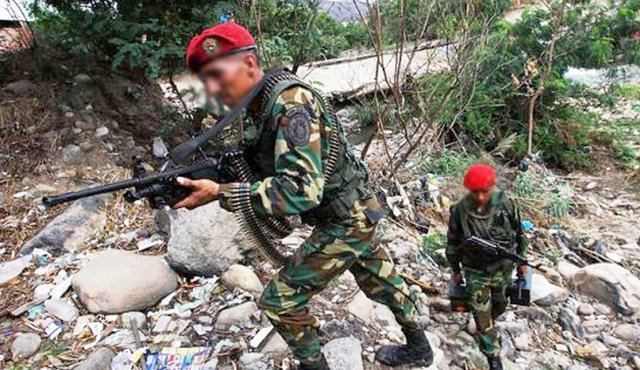 Efectivos militares de Venezuela se han asociado con ‘paracos colombianos’ y cobran por permitir el paso de
personas a través de las trochas en la frontera. Especial para La Opinión
