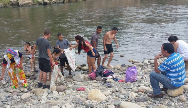 Los uniformados y bañistas recogieron la basura que había a la altura del puente Mariano Ospina Pérez. Ejército Nacional