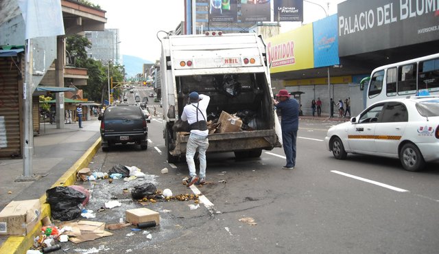 27 camiones compactadores y 10 volteos están completamente cargados y sin poder vaciar la basura. Eilyn Cardozo