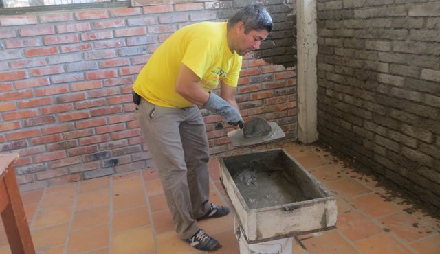 En las viviendas de Brisas del Polaco, constantemente se deben hacer reparaciones para que las paredes no se derrumben por las grandes grietas. Daicy Echeverry