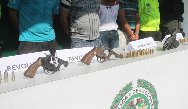 Un fusil, dos pistolas y dos revólveres fueron incautados en los allanamientos en los que fueron detenidas las cuatro personas en el barrio El Salado de Cúcuta. Policía