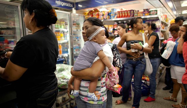 La inflación, que superó el 141% en 2015, y la incapacidad de producir y abastecer los bienes de la canasta básica, dificultan el crecimiento de la economía venezolana. Archivo
