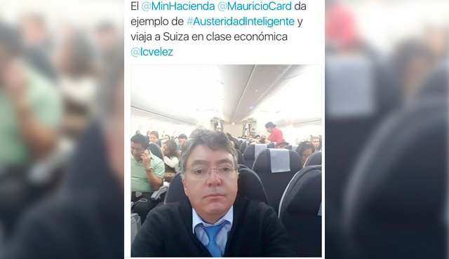 La imagen del ministro Cárdenas viajando en clase económica circula en las redes sociales. Colprensa
