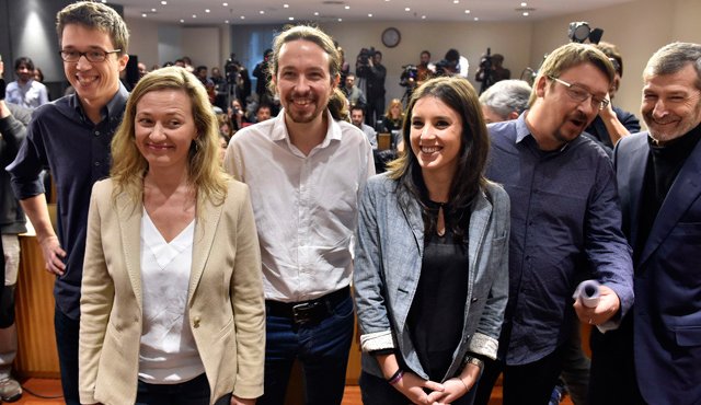 El líder del partido podemos, Pablo Iglesias (centro), de izquierda radical, dijo que deseaba poner fin al punto muerto que lleva un mes sobre quién debería formar el gobierno y decidió al unirse a una coalición con los socialistas e Izquierda Unida (IU). AFP