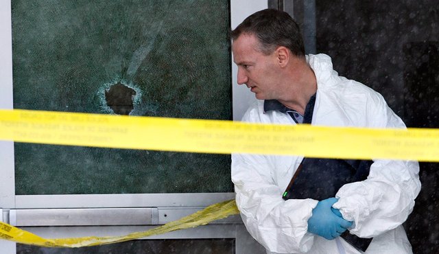 La Policía investigan la escena del crimen, este sábado, tars el tiroteo del viernes en una escuela de La Loche, Saskatchewan. AP