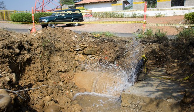 En este sitio, en la vía a el pórtico, se produjo el daño en una tubería matriz del acueducto de Cúcuta. Juan Pablo Bayona