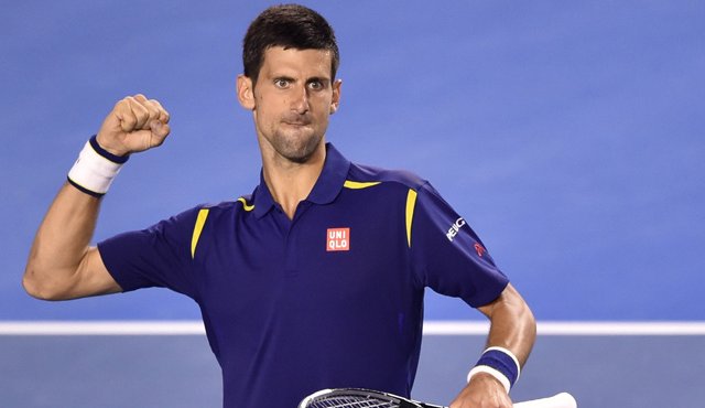 El serbio Novak Djokovic ratificó ayer ante el suizo Roger Federer el buen momento por el que pasa al clasificarse a la final del Abierto de Australia. AFP