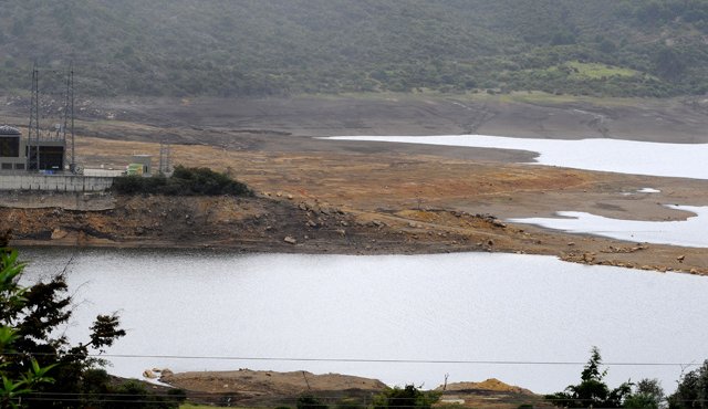 El fenómeno de 'El Niño' le está pasando una fuerte factura a los embalses del país cuyos caudales disminuyen cada día con más fuerza. Colprensa
