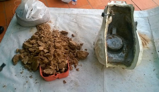 Al desmontar el tanque, los policías constataron que contenía escasamente una botella de gasolina que alcanzaría para un recorrido corto. Policía Nacional