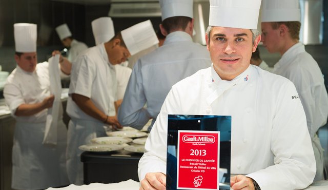 Benoit Violier posa con el certificado como Chef del Año 2012 en su cocina, en el Hotel de Ville en Crissier, Suiza. AP