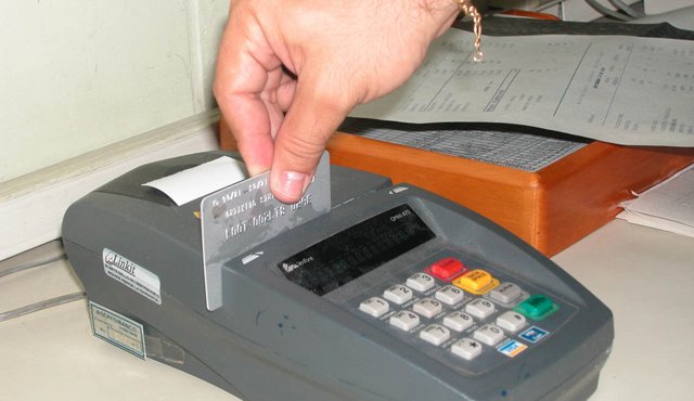 Frente a la actual situación económica, alta inflación y alza de las tasas de interés, la recomendación es ser más cautelosos con los gastos y el uso de la tarjeta de crédito. Archivo