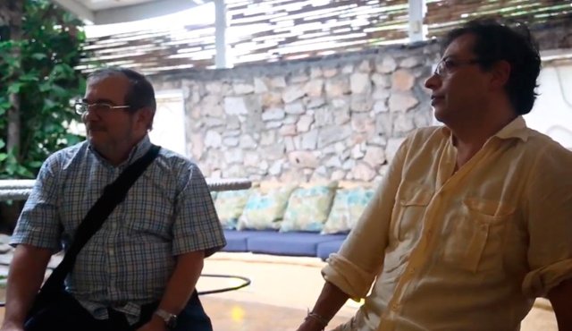 Gustavo Petro, exalcalde de Bogotá, y 'Timochenko', máximo jefe de las Farc, en La Habana. Captura de video