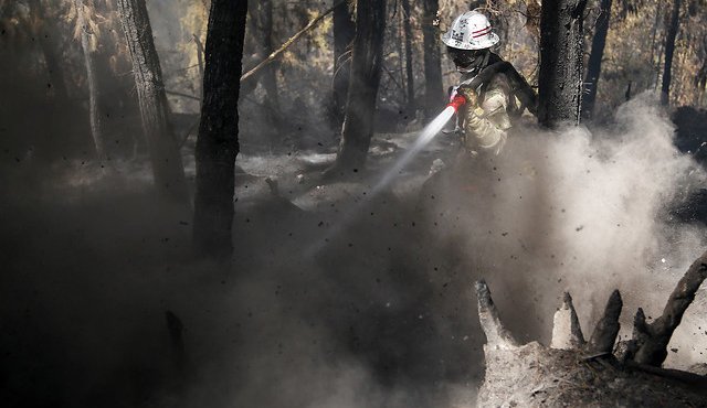 Un grupo de al menos 20 bomberos continuará durante la noche de este martes trabajando en la zona para evitar la propagación de las llamas Colprensa