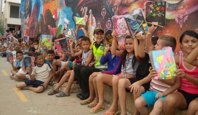 La Policía entregó 80 paquetes escolares a los niños de Juan Bautista Scalabrini y San Fernando del Rodeo. Cortesía