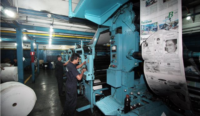 El Diario La Nación anunció una reducción de su superficie informativa, al concentrarse en un solo cuerpo de 12 páginas para ahorrar la escasa disponibilidad de papel. Cortesía