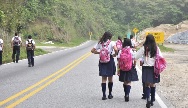 Los niños en la zonas rurales no tienen transporte escolar. Archivo