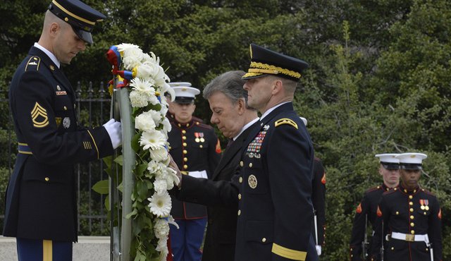 El presidente Juan Manuel Santos, en el marco de su visita oficial a los Estados Unidos, aprovechó para rendir homenaje póstumo a todos los soldados caídos en combate y que están en el legendario Cementerio de Arlington. Colprensa