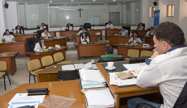 ‘Concejal por un día’ es uno de los programas aplicados por la JCI en Cúcuta desde 2010. Los personeros estudiantiles tienen un día para ser parte del Concejo Municipal. Cortesía