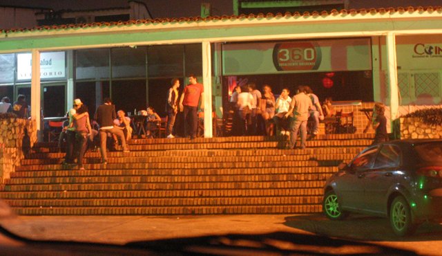 Según Óscar Gerardino los dueños de locales en el centro comercial Bolívar también están molestos con el horario. Archivo