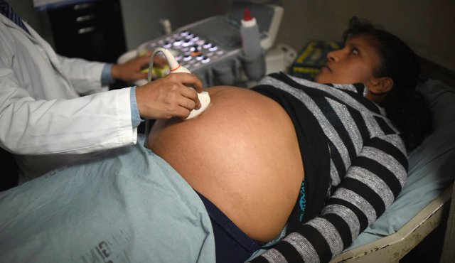 La ONU hizo un llamado a los países afectados con zika a dar acceso a métodos anticonceptivos y el aboroto. AFP