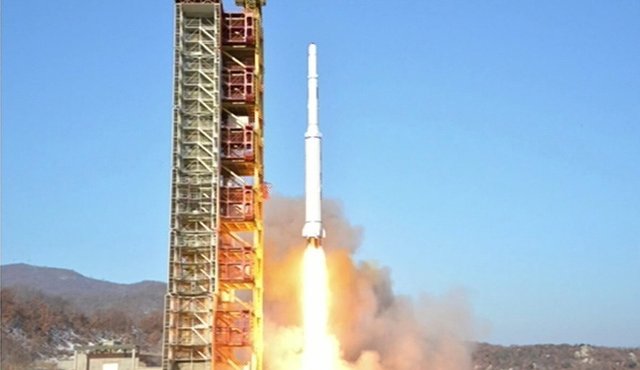 Así registró la televisión coreana el lanzamiento del cohete. AFP
