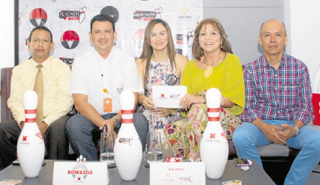 Álvaro Rivera, Diego Yáñez, gerente Ventura Plaza; Leidy Vargas, gerente de la bolera, Claudia Uribe, directora de Comfanorte y Edgar Rivera. Alfredo Estévez
