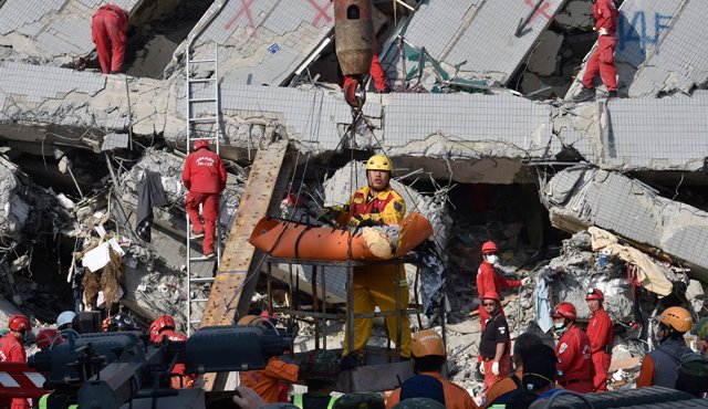 El Centro De Emergencias en Tainan, la ciudad más afectada por el temblor, dijo que se había rescatado a más de 170 personas del edificio. Varios residentes fueron extraidos vivos de los escombros más de 24 horas después del terremoto. AFP