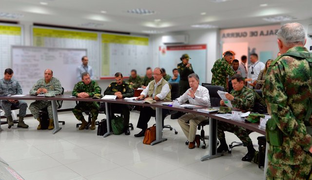 El Presidente, en un Consejo de Seguridad en Arauca, afirmó que ofrecen 100 millones de pesos de recompensa por los dos hombres que operaron la volqueta desde la cual se activaron las rampas con los cilindros. Colprensa
