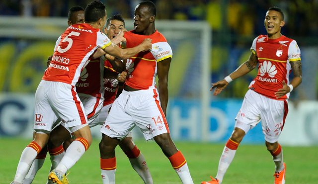 Santa Fe buscará cerrar su ingreso a la fase de grupos de la Copa Libertadores, este jueves, cuando reciba en Bogotá a Oriente Petrolero de Bolivia. En el partido de ida los cardenales vencieron 3-1. AP