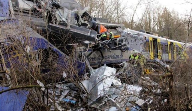 Así quedaron los trenes tras el choque. AP