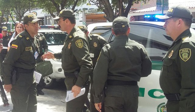 El general Rodolfo Palomino llegó a la clínica San José. Andrés González