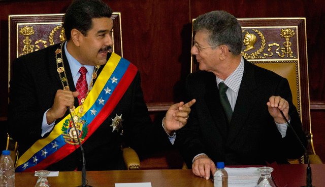 El presidente Nicolás Maduro junto a Henry Ramos Allup, presidente de la Asamblea Nacional. Archivo