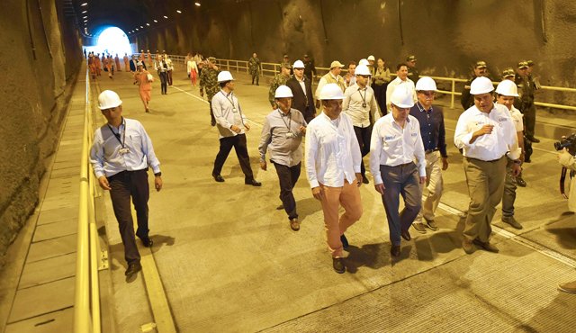 El presidente Juan Manuel Santos recorre el túnel del kilómetro 6 de la Autopista Medellín–Bogotá, a la altura de Copacabana, obra entregada hoy y cuya inversión total fue de 71.657 millones de pesos y liderada por el Fondo Adaptación. Presidencia