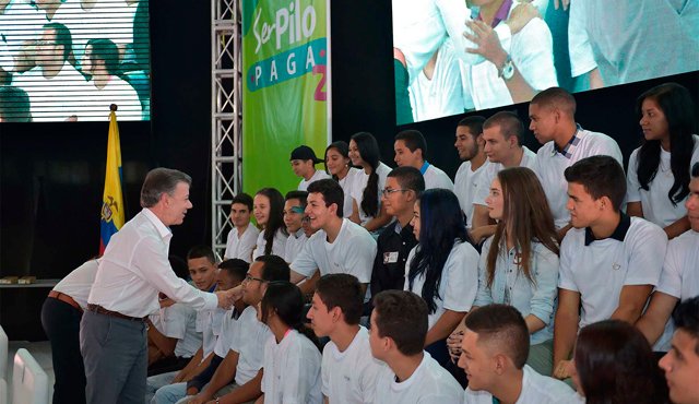 "Vamos a firmar la paz con las Farc, así que ustedes son de especial importancia para todo el pueblo colombiano", les dijo el Presidente a los jóvenes. Presidencia
