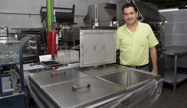 Pablo Daza tiene su taller de aceros en el barrio Carora y fomenta 50 empleos directos. Alfredo Estévez
