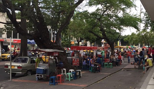Hileras de taxis y de ventas se ubican todos los días en la avenida Cero, arrojando desperdicios de comidas y elementos plásticos. Cortesía