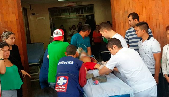 Momento en que el menor llega al hospital de Ocaña. Javier Saravia