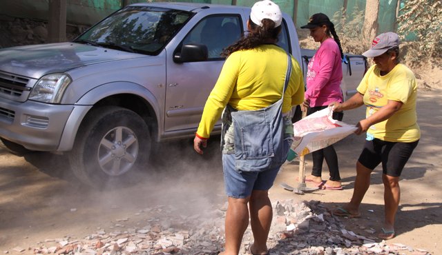 Las hermanas guevara e Ingrid Barreto se convirtieron en una solución provisional para tapar los huecos del anillo vial occidental. Su labor es de domingo a domingo. César Obando
