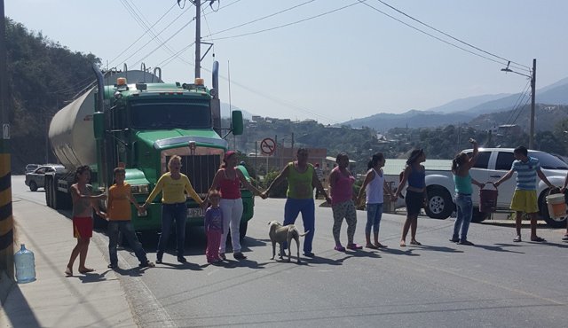 Habitantes del barrio Libardo Alonso bloquearon la circunvalar en protesta porque tienen 15 días sin servicio de agua. Javier Saravia