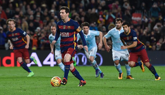 Leo Messi en el momento de cobrar el penal. AFP