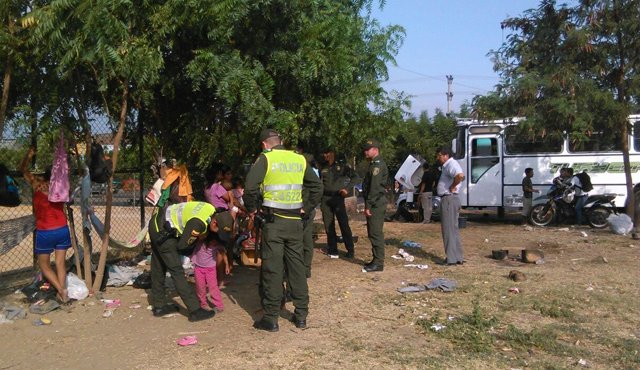 El grupo de Protección Integral a la Infancia y Adolescencia (Ginad) de la Policía ha acompañado a la comunidad indígena isntalada en Sevilla y les ha entregado prendas de vestir y mercados. Edinsson Figueroa