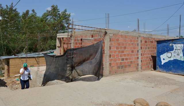 Esta invasión en la cancha de valles del rodeo completó un año el mes pasado. Cerca de 50 familias viven en esta zona. Además de ranchos también hay casas de ladrillos. Edinsson Figueroa
