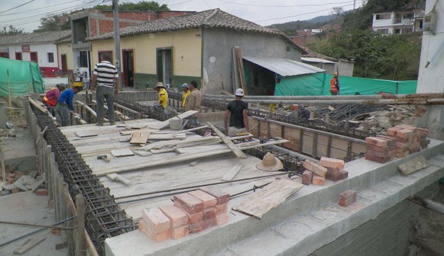 La construcción del puente avanza en el 70 por ciento. De acuerdo con el cronograma de obras en dos semanas se estarían terminando los trabajos. Javier Saravia