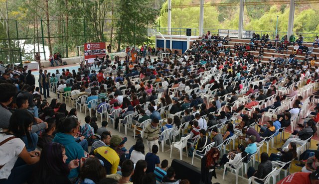 En el coliseo Chepe Acero, el rector Elio Serrano Velasco, recibió a los 2.218 nuevos estudiantes matriculados en Pamplona. Roberto Ospino