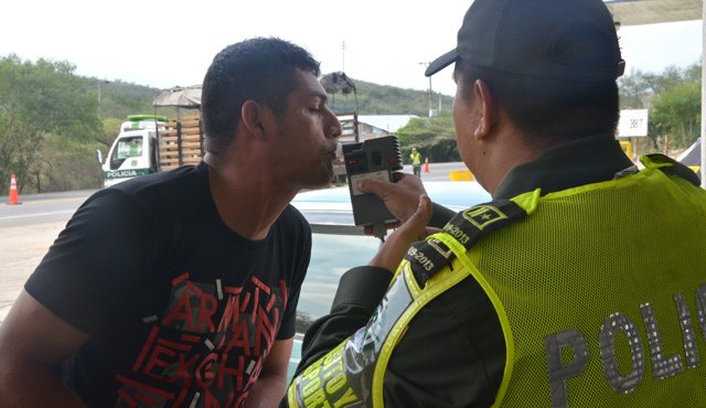 Tras aplicada la prueba de alcoholemia, el agente de Policía debe entregar una tirilla que emite el aparato. Archivo